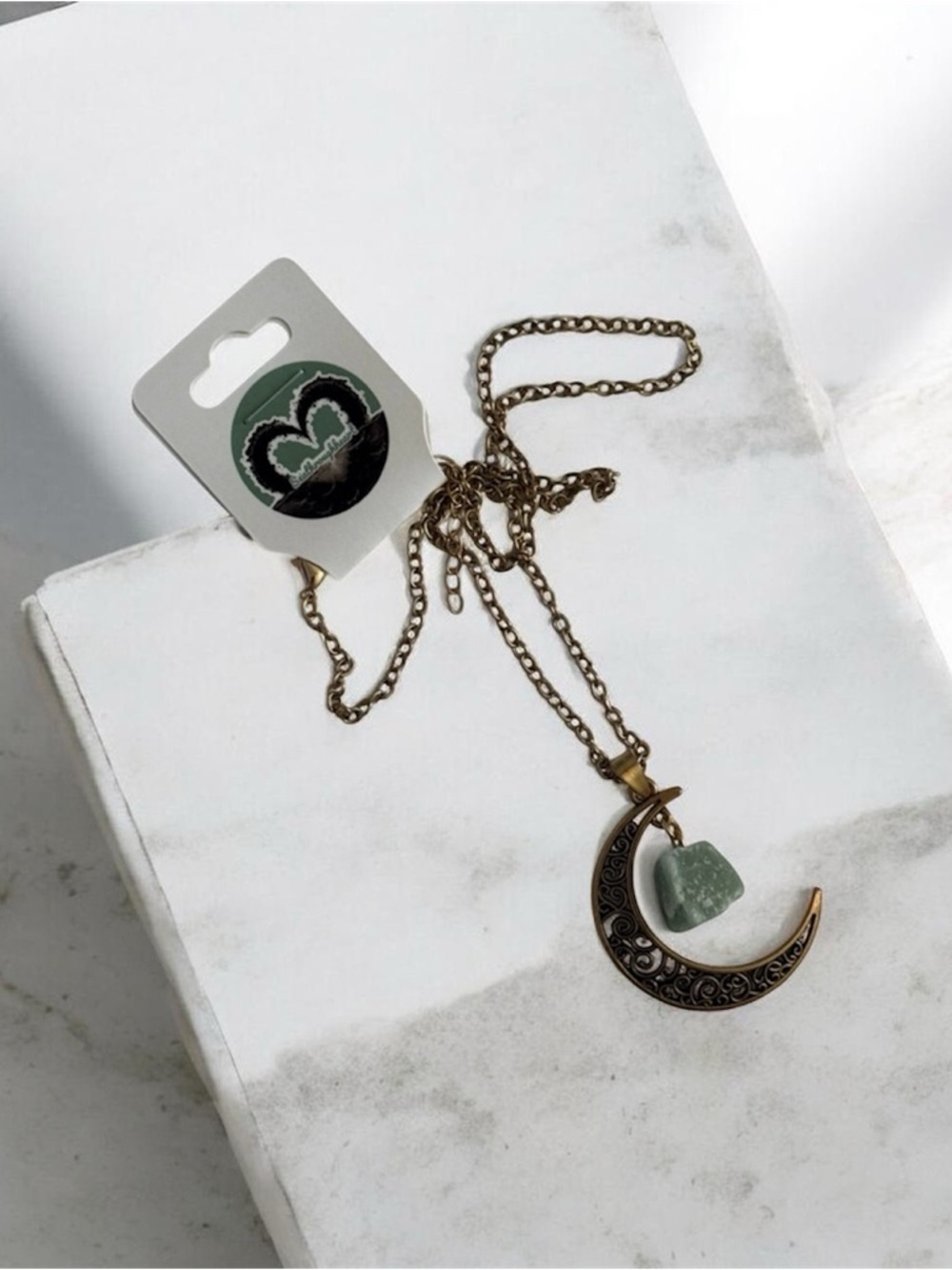 🫶🏻 Gold-Tone Crescent Moon Pendant Necklace with Green Agate Stone Accent